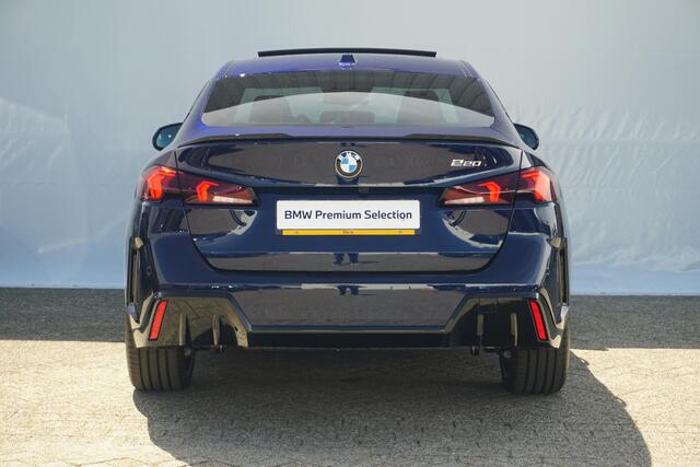 BMW 2-SERIE Gran Coupé 220 M Sportpakket Pro 19'' / Panoramadak / Driving Assistant Professional / Stuurwiel verwarmd