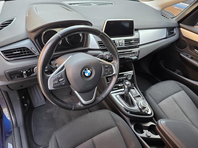 BMW 2-SERIE Active Tourer 225xe iPerformance /Apple Carplay/Parkeersens.V+A+CAM./Elektr. klep/Stoelverw./Cruise&Clima Contr.//Lendesteunen/17''LMV/(MET GARANTIE*)