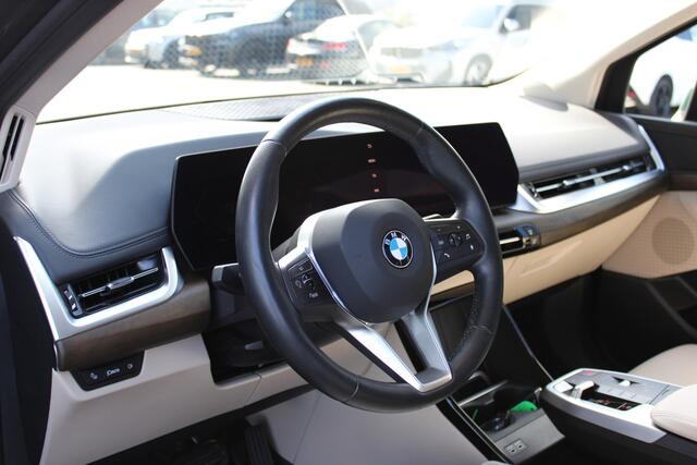 BMW 2-SERIE Active Tourer 218i Luxury Line Automaat / Panoramadak / Trekhaak / Sportstoelen / Achteruitrijcamera / Adaptieve LED / Comfort Access / Stoelverwarming / Widescreen Display