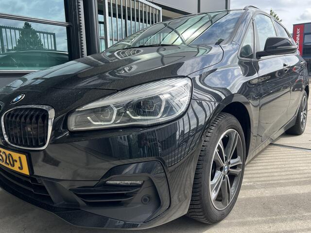 BMW 2-SERIE Active Tourer 218i High Executive | AUTOMAAT | HEAD-UP DISPLAY | LEDER | SCHUIF/KANTELDAK | NAVI XL | CAMERA | CRUISE CONTROL | CLIMATE CONTROL | PDC V+A | LMV 17'' | STOELVERWARMING | BLUETOOTH
