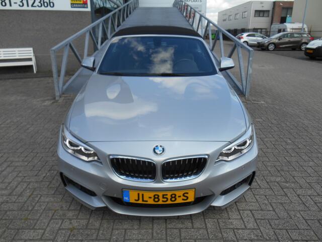 BMW 2-SERIE Cabrio 220I AUTOMAAT M-pakket NL auto/Navigatie/Lederen bekleding/Stoelverwarming/Led dagrijverlichting
