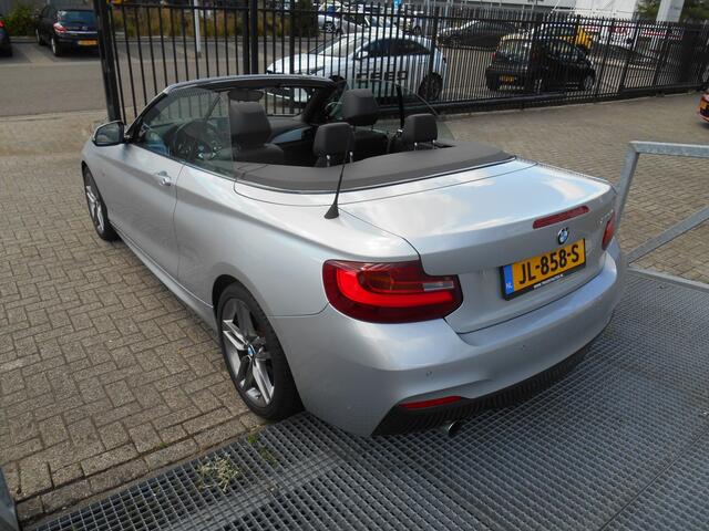 BMW 2-SERIE Cabrio 220I AUTOMAAT M-pakket NL auto/Navigatie/Lederen bekleding/Stoelverwarming/Led dagrijverlichting