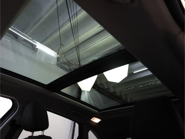 BMW 2-SERIE Active Tourer 220i Sport Line | Trekhaak | Panoramadak