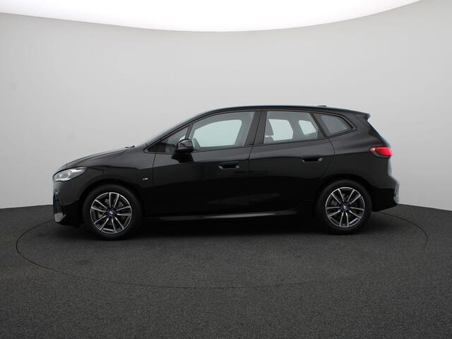 BMW 2-SERIE Active Tourer 220i M Sportpakket | Achteruitrijcamera | Parking Assistant | Elektrisch verwarmde voorstoelen | 17''