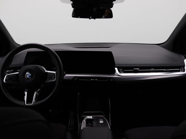BMW 2-SERIE Active Tourer 220i M Sportpakket | Achteruitrijcamera | Parking Assistant | Elektrisch verwarmde voorstoelen | 17''