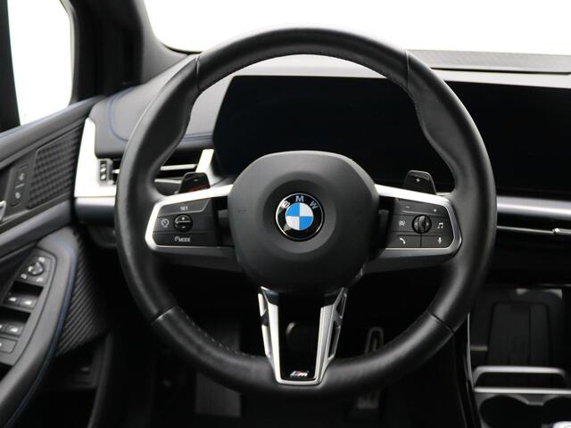 BMW 2-SERIE Active Tourer 220i M Sportpakket | Achteruitrijcamera | Parking Assistant | Elektrisch verwarmde voorstoelen | 17''