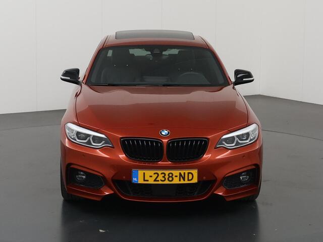 BMW 2-SERIE Coupé 230i High Executive | M-Pakket | Harman/Kardon | Adaptieve Cruise Control | LED | Rij-hulpsysteem | Sportstoelen | Schuif/Kanteldak | Sportstoelen | DAB | Adaptief Onderstel | Camera | Ele. verstelbare stoelen + Geheugen Links |