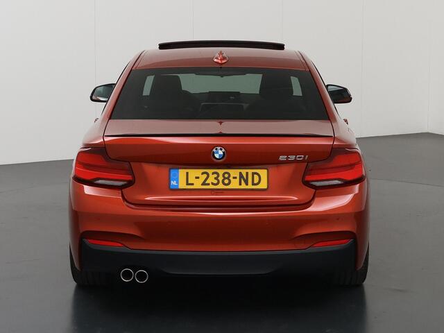 BMW 2-SERIE Coupé 230i High Executive | M-Pakket | Harman/Kardon | Adaptieve Cruise Control | LED | Rij-hulpsysteem | Sportstoelen | Schuif/Kanteldak | Sportstoelen | DAB | Adaptief Onderstel | Camera | Ele. verstelbare stoelen + Geheugen Links |