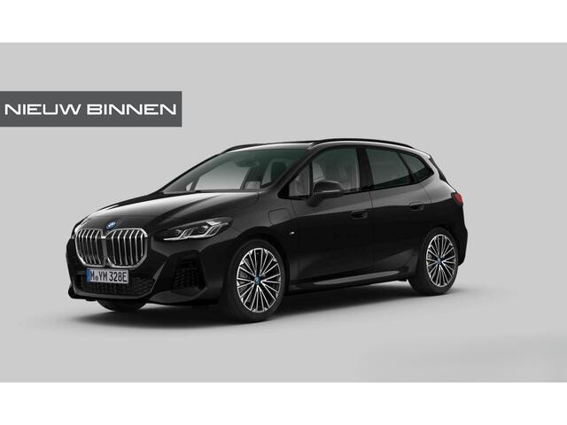 BMW 2-SERIE Active Tourer 225e xDrive | Panoramadak | Harman Kardon | Leer | Head-Up Display | Camera | Shadowline | Keyless | Cruise Control | Navigatie Prof. | Stoelverwarming | Elek. Achterklep | Ambiance Verlichting | Fabriek