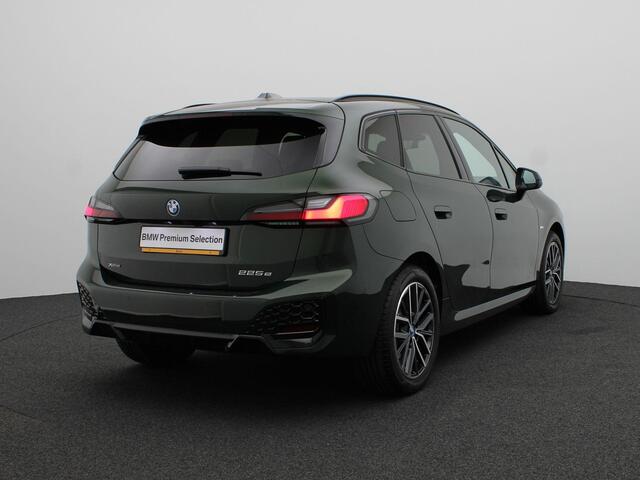 BMW 2-SERIE Active Tourer 225e xDrive M Sportpakket | Premium Pack | Comfort Pack | Travel Pack | Stuurwielrand Verwarmd | Trekhaak | Panoramadak | Elektrisch Verstelbare Sportstoelen | Driving Assistant Plus | Harman Kardon | 18''