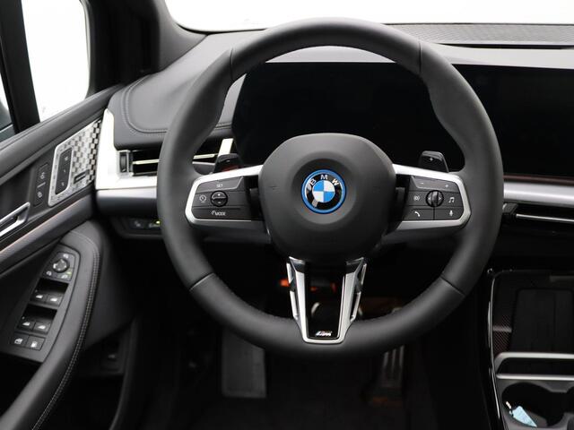 BMW 2-SERIE Active Tourer 225e xDrive M Sportpakket | Premium Pack | Comfort Pack | Travel Pack | Stuurwielrand Verwarmd | Trekhaak | Panoramadak | Elektrisch Verstelbare Sportstoelen | Driving Assistant Plus | Harman Kardon | 18''