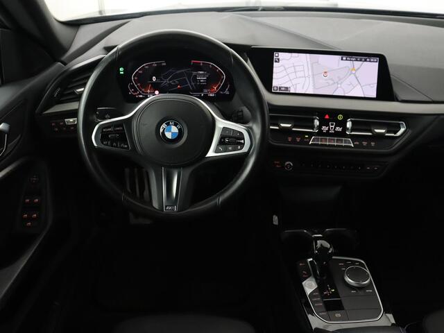BMW 2-SERIE 218i M Sport | Sportstoelen | Camera | Carplay | Live Cockpit | Half leder | Navigatie | Sfeerverlichting | Full LED | Climate control