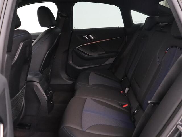 BMW 2-SERIE 218i M Sport | Sportstoelen | Camera | Carplay | Live Cockpit | Half leder | Navigatie | Sfeerverlichting | Full LED | Climate control