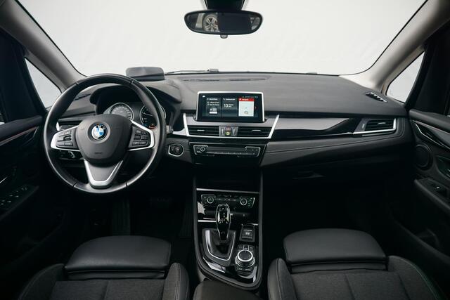 BMW 2-SERIE Active Tourer 218i Executive Sport Line 17'' / Trekhaak / Head-Up Display / PDC
