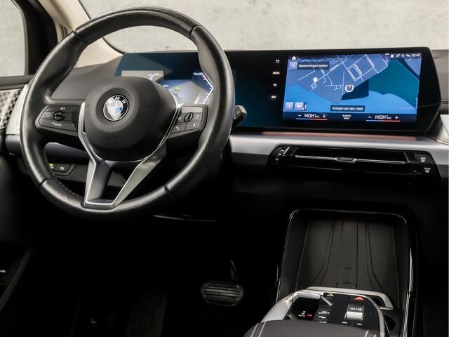 BMW 2-SERIE Active Tourer 218i Sportline Automaat (PANORAMADAK, LIVE COCKPIT PLUS, APPLE CARPLAY, HARMAN/KARDON, CAMERA, TREKHAAK, LEDEREN SPORTSTOELEN, ELEK ACHTERKLEP, NIEUWE APK, NIEUWSTAAT)