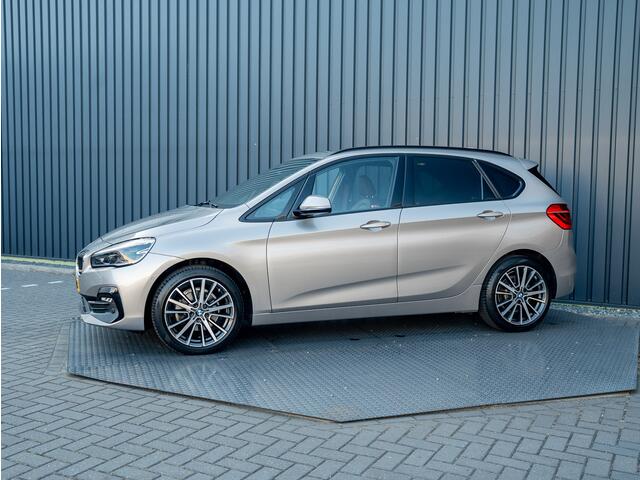 BMW 2-SERIE Active Tourer 218i Business Edition Plus | Panodak | Head Up | Trekhaak | Camera | Prijs Rijklaar!!