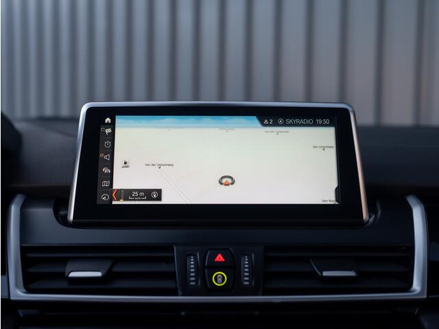 BMW 2-SERIE Active Tourer 218i Business Edition Plus | Panodak | Head Up | Trekhaak | Camera | Prijs Rijklaar!!