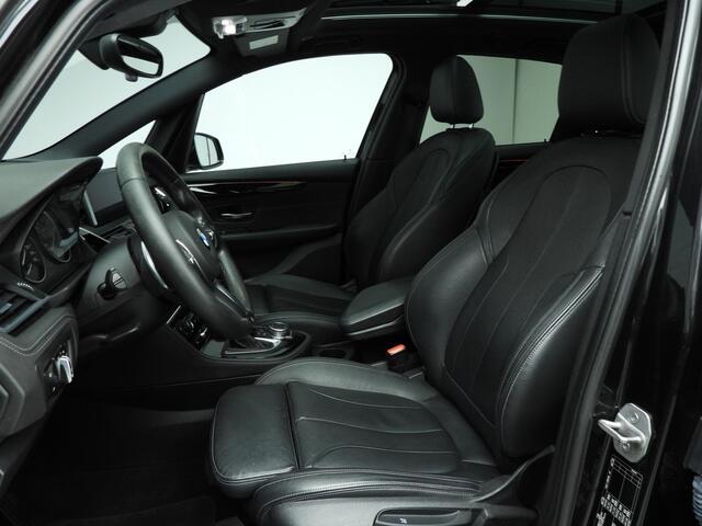 BMW 2-SERIE Active Tourer 220i Automaat / M-Sportpakket / Panoramadak / HIFI / Leder / Camera / LED / Alu wielen 17 inch