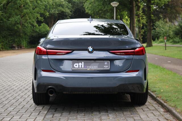 BMW 2-SERIE 218i Gran Coupé High Executive M-Sportpakket, Afneembare Trekhaak, Stuurwielverwarming, Sportstoelen, Harman Kardon, Parkeerhulpsysteem, Comfortpakket, DAB, Stoelverwarming, Shadowline, M-Sportbesturing, Inklapbare Spiegels, etc.
