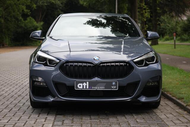 BMW 2-SERIE 218i Gran Coupé High Executive M-Sportpakket, Afneembare Trekhaak, Stuurwielverwarming, Sportstoelen, Harman Kardon, Parkeerhulpsysteem, Comfortpakket, DAB, Stoelverwarming, Shadowline, M-Sportbesturing, Inklapbare Spiegels, etc.