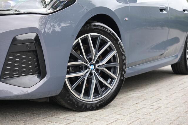 BMW 2-SERIE Active Tourer 218i M-Sport | HUD | Adap cruise | Alcantara | 360 | Live Cockpit Plus | Grootlichtassistent | Shadowline | Stoelverwarming | Achterbank met verstelbare rugleuningen | etc.