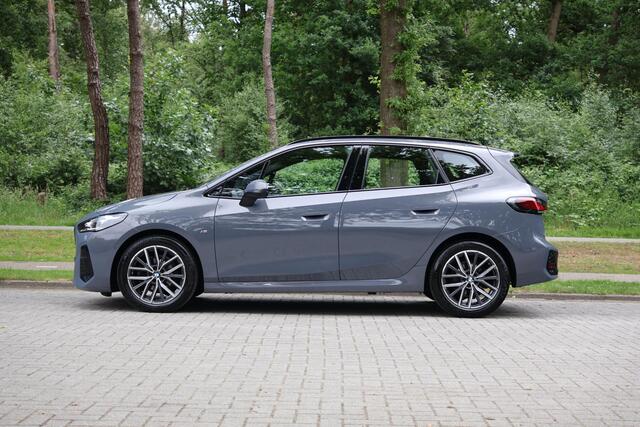 BMW 2-SERIE Active Tourer 218i M-Sport | HUD | Adap cruise | Alcantara | 360 | Live Cockpit Plus | Grootlichtassistent | Shadowline | Stoelverwarming | Achterbank met verstelbare rugleuningen | etc.
