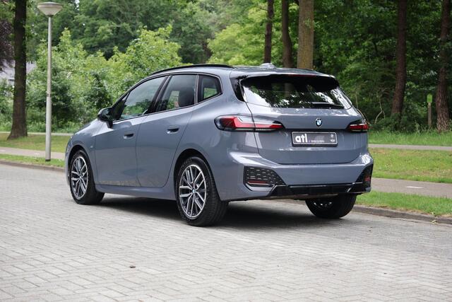 BMW 2-SERIE Active Tourer 218i M-Sport | HUD | Adap cruise | Alcantara | 360 | Live Cockpit Plus | Grootlichtassistent | Shadowline | Stoelverwarming | Achterbank met verstelbare rugleuningen | etc.