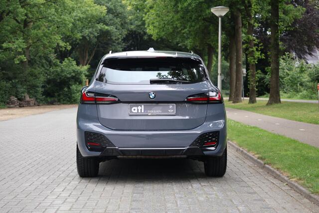 BMW 2-SERIE Active Tourer 218i M-Sport | HUD | Adap cruise | Alcantara | 360 | Live Cockpit Plus | Grootlichtassistent | Shadowline | Stoelverwarming | Achterbank met verstelbare rugleuningen | etc.