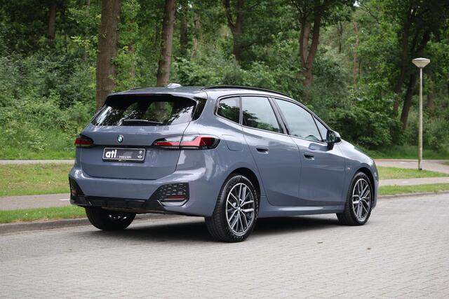 BMW 2-SERIE Active Tourer 218i M-Sport | HUD | Adap cruise | Alcantara | 360 | Live Cockpit Plus | Grootlichtassistent | Shadowline | Stoelverwarming | Achterbank met verstelbare rugleuningen | etc.