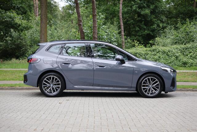 BMW 2-SERIE Active Tourer 218i M-Sport | HUD | Adap cruise | Alcantara | 360 | Live Cockpit Plus | Grootlichtassistent | Shadowline | Stoelverwarming | Achterbank met verstelbare rugleuningen | etc.