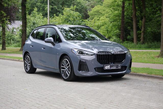 BMW 2-SERIE Active Tourer 218i M-Sport | HUD | Adap cruise | Alcantara | 360 | Live Cockpit Plus | Grootlichtassistent | Shadowline | Stoelverwarming | Achterbank met verstelbare rugleuningen | etc.