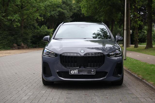 BMW 2-SERIE Active Tourer 218i M-Sport | HUD | Adap cruise | Alcantara | 360 | Live Cockpit Plus | Grootlichtassistent | Shadowline | Stoelverwarming | Achterbank met verstelbare rugleuningen | etc.