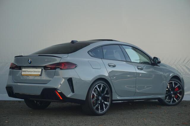 BMW 2-SERIE Gran Coupé 220 M Sportpakket Pro 19'' / Panoramadak / Elektrisch verstelbare stoelen / Head-Up Display / Harman Kardon / Trekhaak