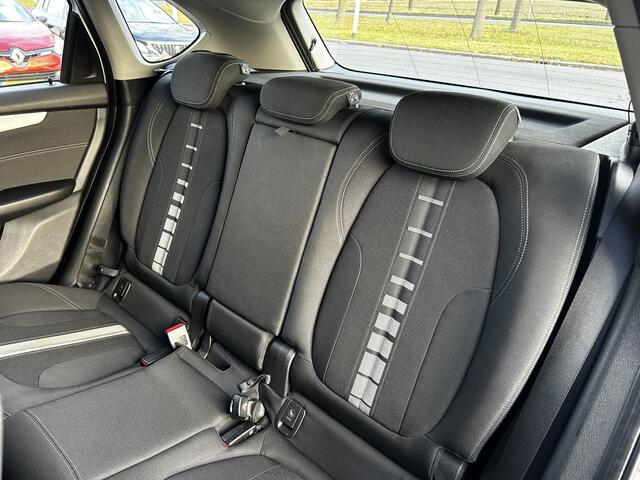 BMW 2-SERIE Active Tourer 218i Essential Automaat / Navigatie / Parkeerhulp / Airco / Sportstoelen / 16" LM