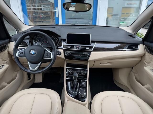 BMW 2-SERIE ACTIVE TOUR. 220i Active Tourer Essential I Panoramadak I Camera I HUD I Xeno