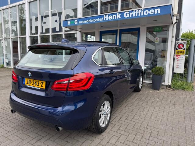 BMW 2-SERIE ACTIVE TOUR. 220i Active Tourer Essential I Panoramadak I Camera I HUD I Xeno