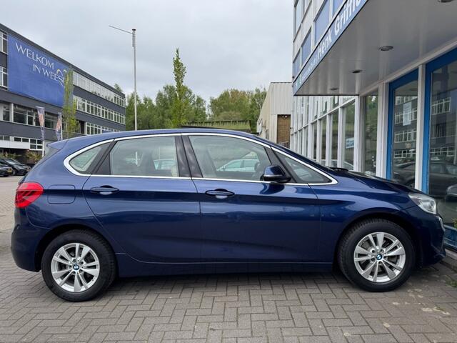 BMW 2-SERIE ACTIVE TOUR. 220i Active Tourer Essential I Panoramadak I Camera I HUD I Xeno