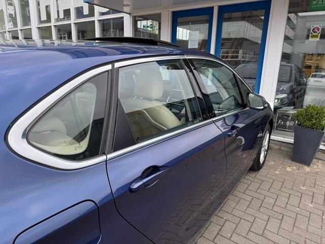 BMW 2-SERIE ACTIVE TOUR. 220i Active Tourer Essential I Panoramadak I Camera I HUD I Xeno