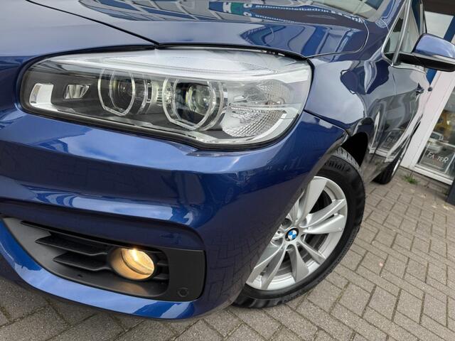 BMW 2-SERIE ACTIVE TOUR. 220i Active Tourer Essential I Panoramadak I Camera I HUD I Xeno