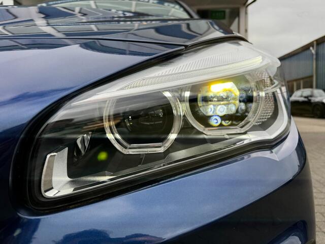 BMW 2-SERIE ACTIVE TOUR. 220i Active Tourer Essential I Panoramadak I Camera I HUD I Xeno
