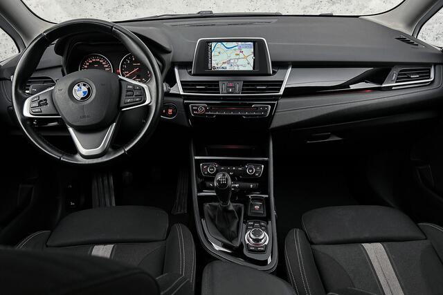 BMW 2-SERIE GRAN TOURER 218i Sport 7p. | Trekhaak | Parkeersensoren | Navigatie | Cruise control | Airco