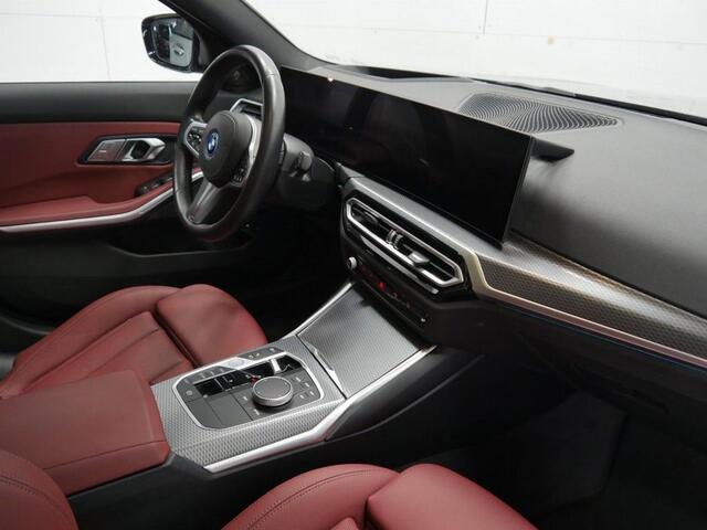 BMW 3-SERIE Touring 330e M-SPORT (LCI) ** LED, ROT LEDER, LIFE COCKP. PROF, PANORAMA, TREKH, 18-inch LMV ** 1e EIG (EX BMW-AG) - UNFALLFREI ** * INFORMEER OOK NAAR ONZE AANTREKKELIJKE FINANCIAL-LEASE TARIEVEN **