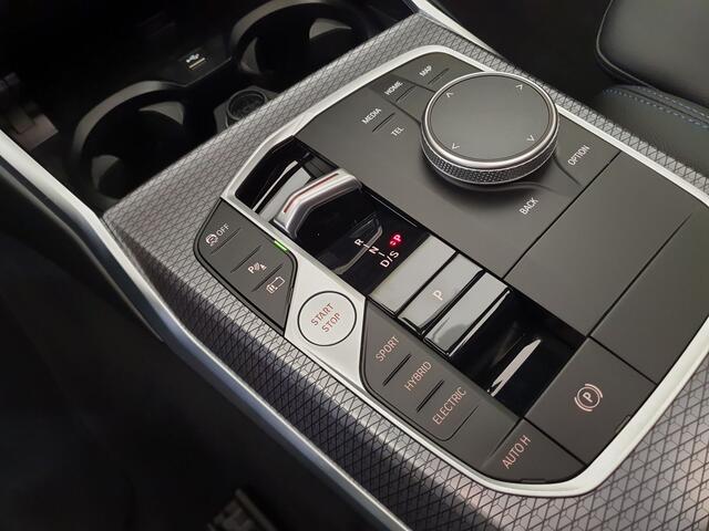 BMW 3-SERIE Touring 330e M-Sport Wegklapbare trekhaak, Panoramadak, ACC