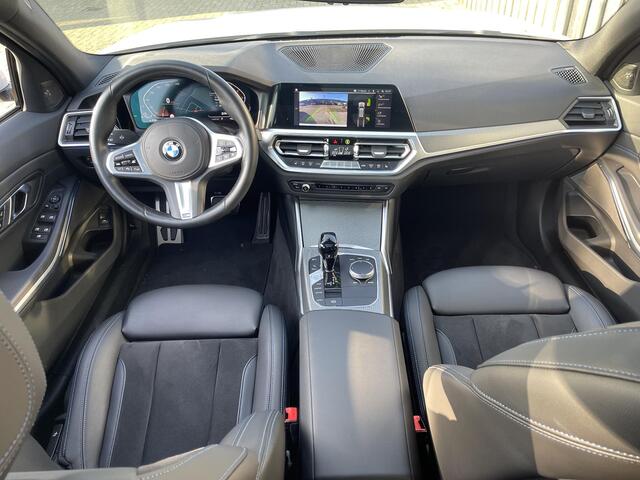 BMW 3-SERIE Touring 318i High Executive M Sport 18"/Panoramadak/Laser LED/Harman Kardon/Dodehoek/Adaptieve cruise/Keyless/Stoelverwarming