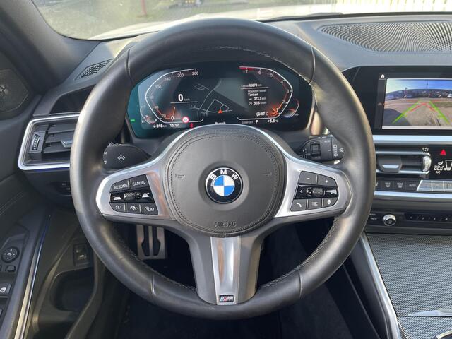 BMW 3-SERIE Touring 318i High Executive M Sport 18"/Panoramadak/Laser LED/Harman Kardon/Dodehoek/Adaptieve cruise/Keyless/Stoelverwarming