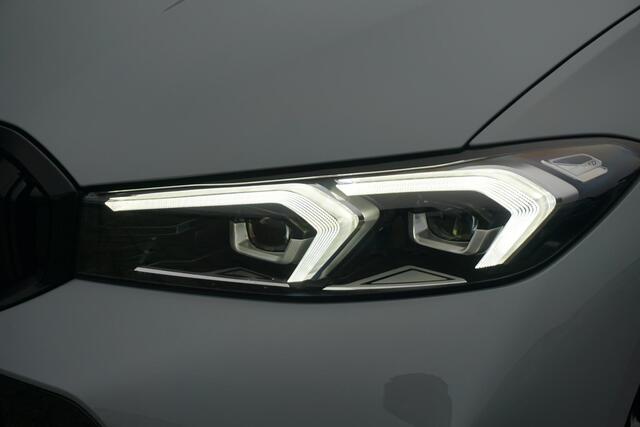 BMW 3-SERIE Sedan 318i M sport / Trekhaak / Schuif- Kanteldak / Hifi