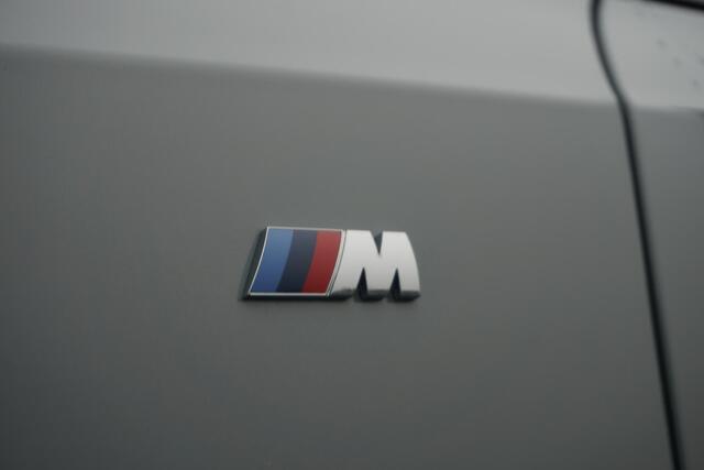 BMW 3-SERIE Sedan 318i M sport / Trekhaak / Schuif- Kanteldak / Hifi