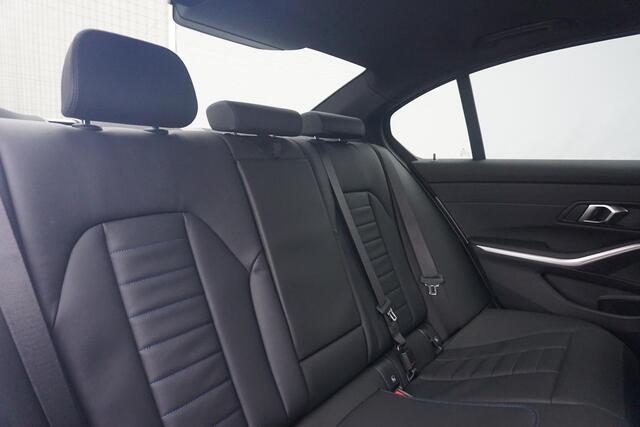 BMW 3-SERIE Sedan 318i M sport / Trekhaak / Schuif- Kanteldak / Hifi