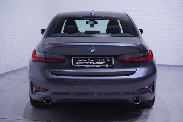 BMW 3-SERIE 320i Business Edition Plus NAP ledverlichting lederen-Sportstoelen elektrisch verstelbaar en verwarmd DAB PDC v+a 17"lmv Mineralgrau cruise controle digitale cockpit