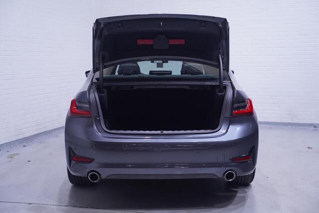 BMW 3-SERIE 320i Business Edition Plus NAP ledverlichting lederen-Sportstoelen elektrisch verstelbaar en verwarmd DAB PDC v+a 17"lmv Mineralgrau cruise controle digitale cockpit